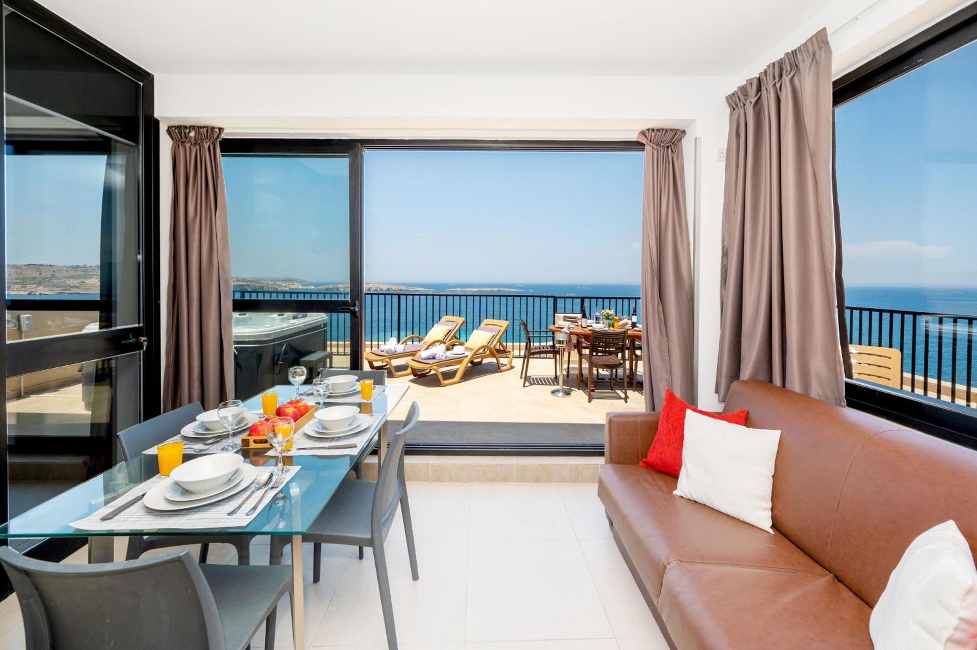 شقة Islet Promenade Seafront Penthouse With Breathtaking Seaviews And Private Hot Tub On The Large Terrace By Getawaysmalta خليج سانت بول المظهر الخارجي الصورة