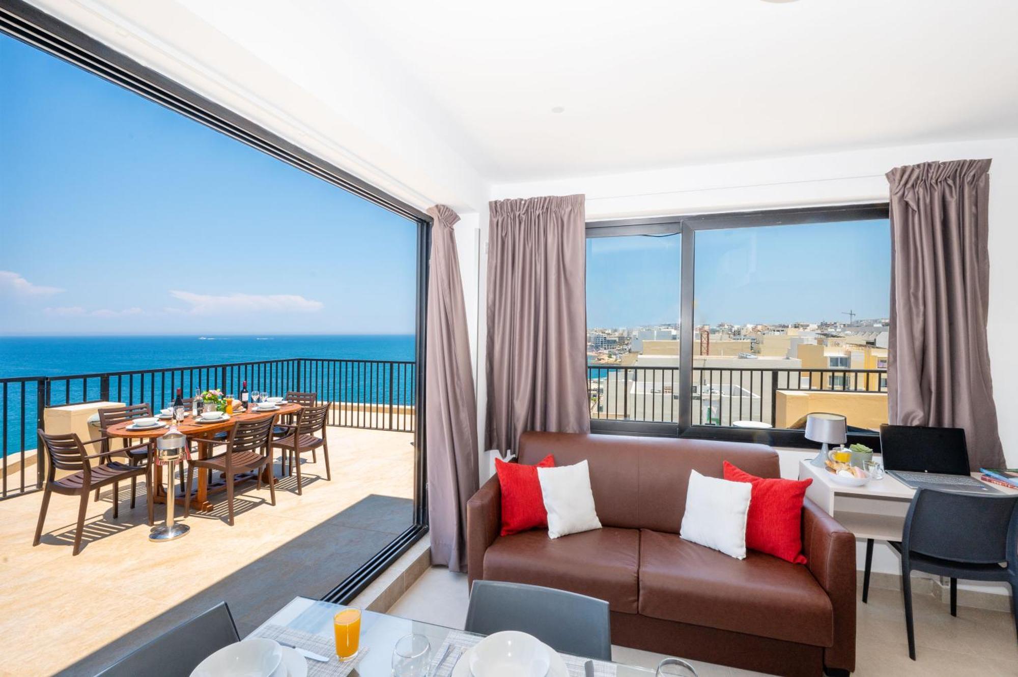 شقة Islet Promenade Seafront Penthouse With Breathtaking Seaviews And Private Hot Tub On The Large Terrace By Getawaysmalta خليج سانت بول المظهر الخارجي الصورة