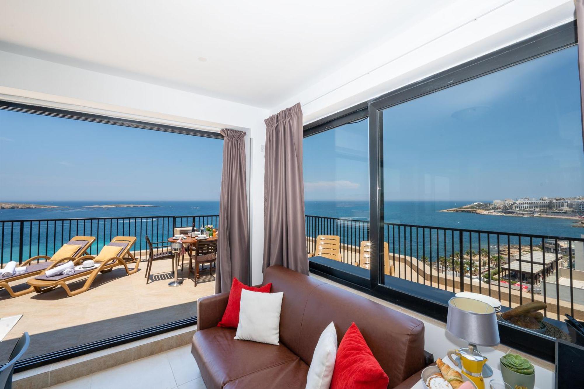 شقة Islet Promenade Seafront Penthouse With Breathtaking Seaviews And Private Hot Tub On The Large Terrace By Getawaysmalta خليج سانت بول المظهر الخارجي الصورة