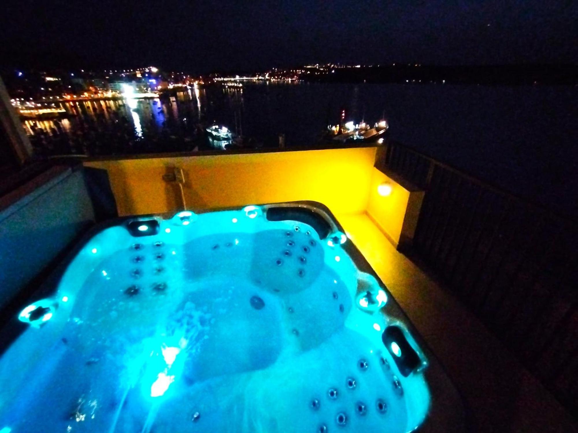 شقة Islet Promenade Seafront Penthouse With Breathtaking Seaviews And Private Hot Tub On The Large Terrace By Getawaysmalta خليج سانت بول المظهر الخارجي الصورة