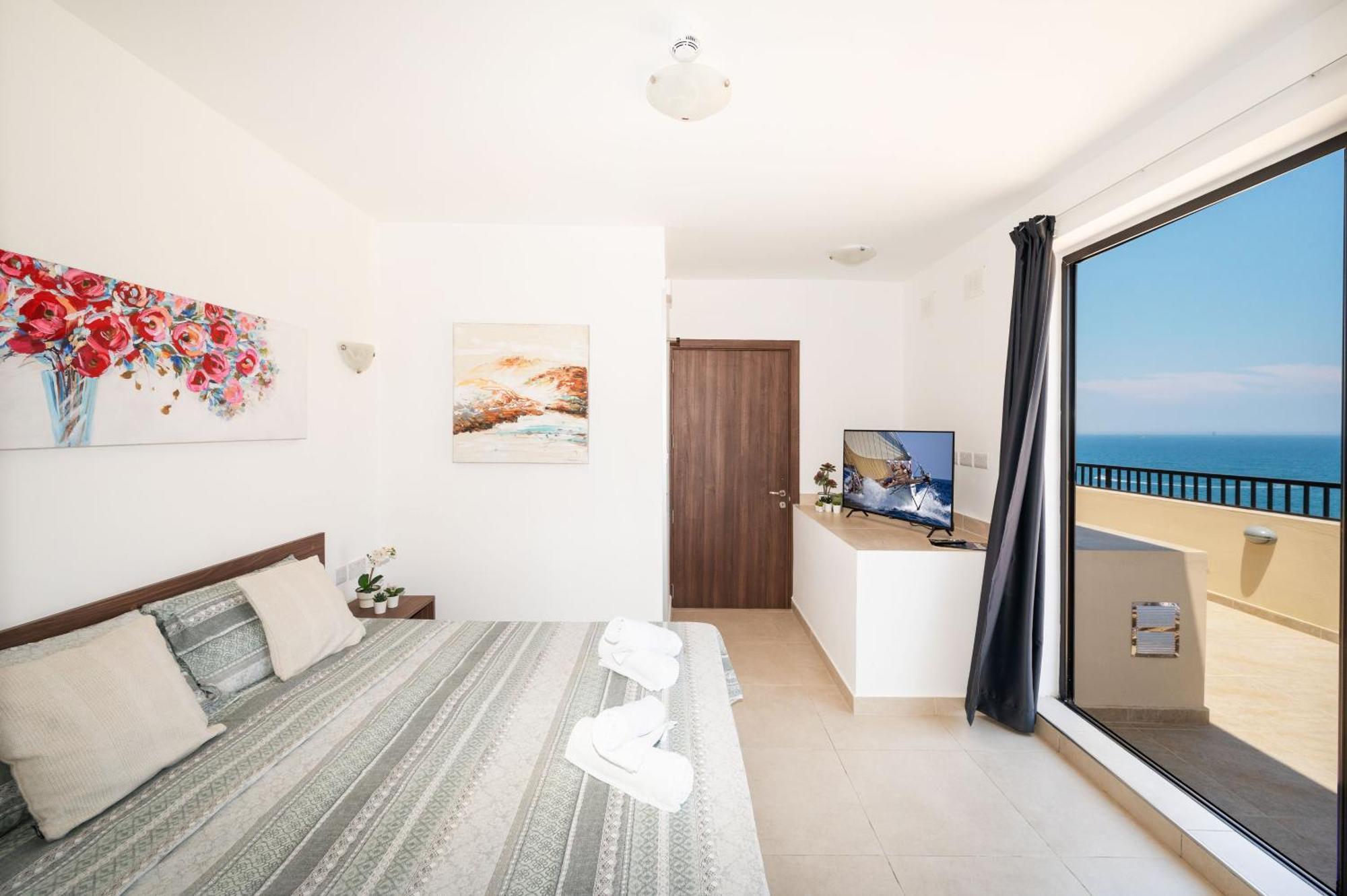 شقة Islet Promenade Seafront Penthouse With Breathtaking Seaviews And Private Hot Tub On The Large Terrace By Getawaysmalta خليج سانت بول المظهر الخارجي الصورة
